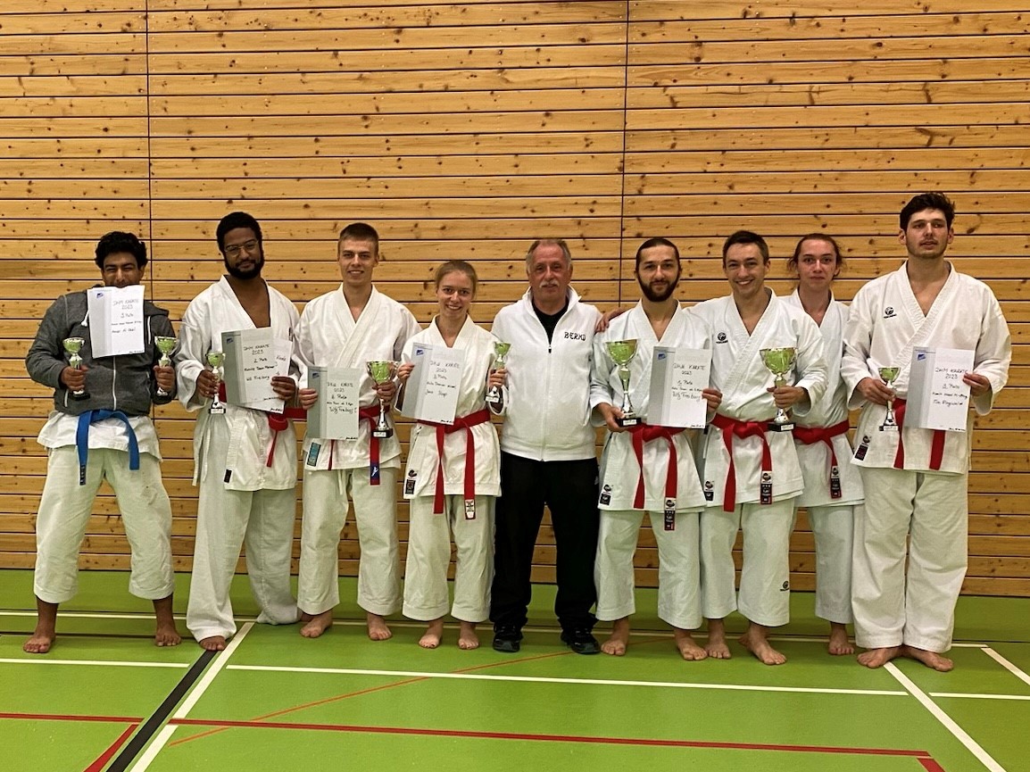 Karate DHM 23 Gruppenbild.jpg