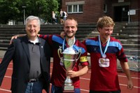 2014 Sieger mit Pokal